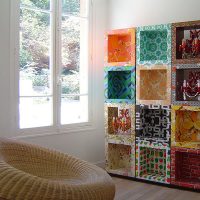 Rack de boîtes en carton à l'intérieur du salon