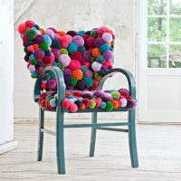 Décor d'une vieille chaise à pompons mous