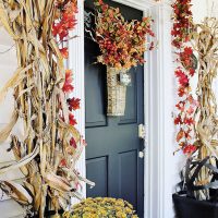 Décorer la porte d'entrée avec des plantes sèches
