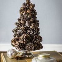 Sapin de Noël décoratif fait de pommes de pin