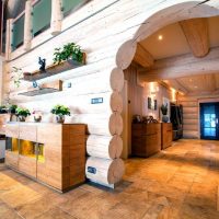 Céramique dans le couloir d'une maison en bois