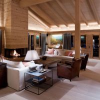 Cheminée en bois dans le salon