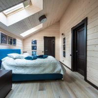 Lit bleu dans la chambre du grenier