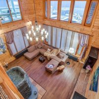 Salon sans plafond dans un chalet