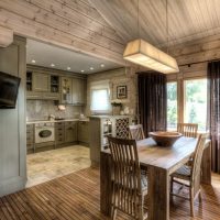 Coin repas avec table en bois