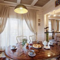 Surface de la table en bois laqué