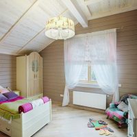Chambre d'enfant avec mobilier classique