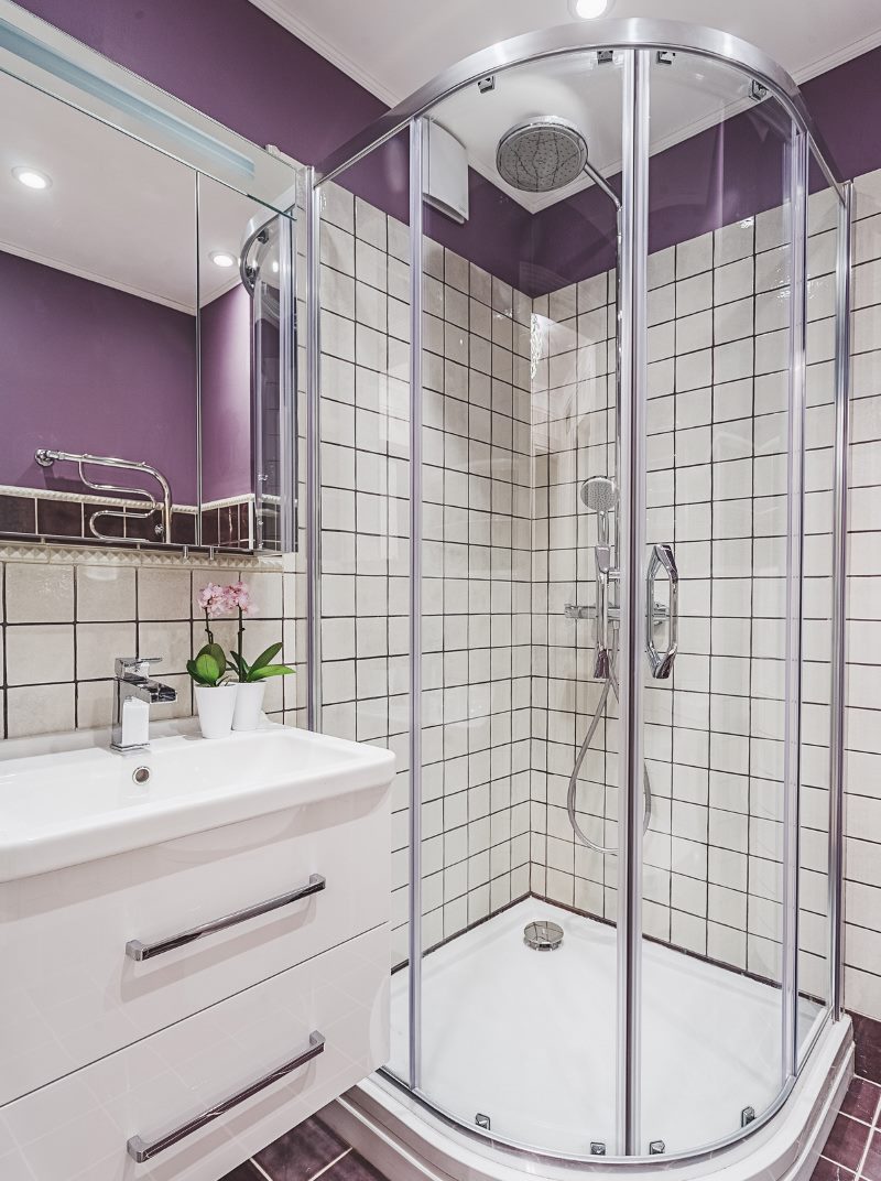 Tabique de vidrio en el baño.