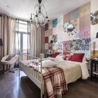 Décoration murale de chambre avec papier peint patchwork