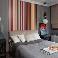 Papier peint rayé étroit sur la tête du lit