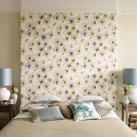 Oreillers décoratifs sur un berceau