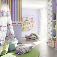Papier peint à rayures dans une pépinière