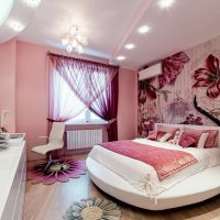 Lit rond dans la chambre d'une jeune fille