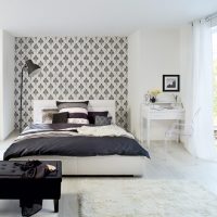 Couvre-lit noir sur un lit blanc