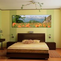 Peinture avec des paysages naturels sur la tête du lit