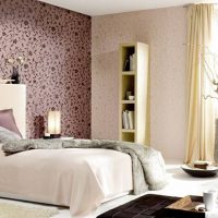 Couvre-lit gris avec drap de lit beige