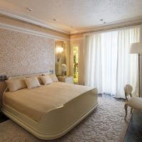 Projecteurs sur le plafond blanc
