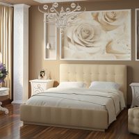 Papiers peints avec de grandes roses sur le lit pour une fille