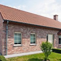 Tuiles de clinker sur la façade d'un immeuble résidentiel