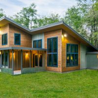 Lanternes sur les murs d'une maison moderne