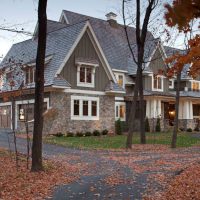 Feuilles mortes sur une allée de jardin