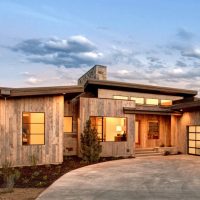 Maison à un étage avec revêtement en bois
