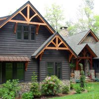 Maison en bois sur un sous-sol en pierre