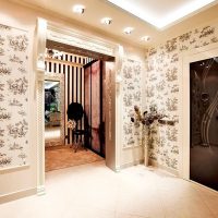 Horloge grand-père dans le couloir d'une grande maison