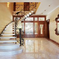 Portes avec vitraux à l'intérieur du hall d'entrée