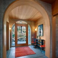 Tapis rouge dans le couloir d'une maison de campagne