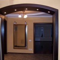 Projecteurs dans une arche en bois