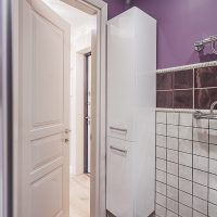 Armario estrecho en la esquina del baño