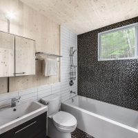 Acabado del baño con paneles de madera.
