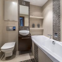 Estantes empotrados en el baño combinado.