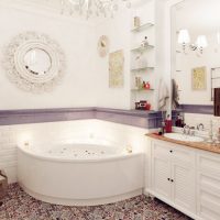 Espejo grande en un baño luminoso.