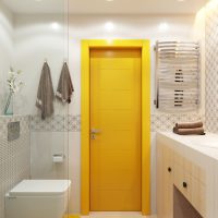 Puerta amarilla en el interior del baño combinado.