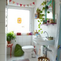 Baño luminoso en estilo ecológico.