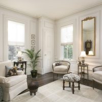 Salon lumineux avec trois fenêtres