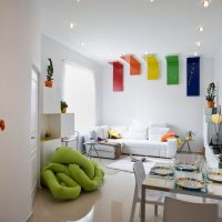 Décor lumineux dans un salon blanc