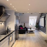 Projecteurs sur le plafond blanc