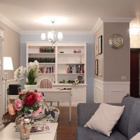 Décoration de salon avec des fleurs fraîches