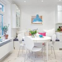 Coin repas avec une table ronde