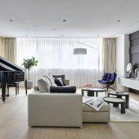 Piano noir à l'intérieur du salon