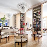 Porte-livres au plafond du salon