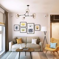 Peintures encadrées au-dessus du canapé dans le salon