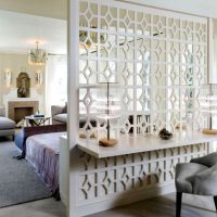 Cloison en treillis entre le salon et la cuisine