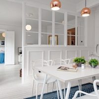 Table à manger blanche dans un appartement de trois pièces