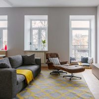 Canapé gris dans une salle blanche