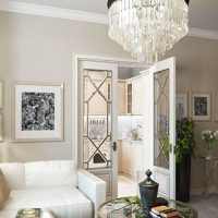 Lustre en cristal à l'intérieur du salon