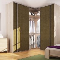 Chemises sur des cintres dans un meuble d'angle